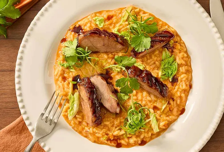Risoto de kimchi com peito de ganso estaladiço