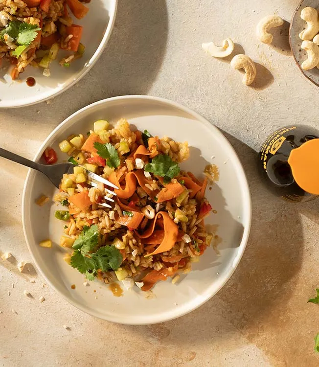 Salada asiática de arroz com molho de soja doce