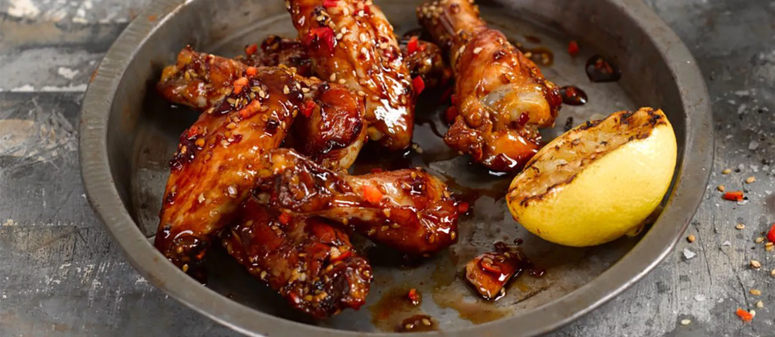 Asas de frango caramelizadas com soja e malagueta