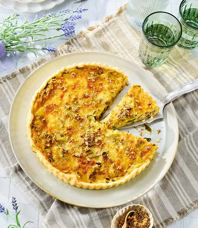 Quiche Lorraine com alho francês, bacon e molho de soja