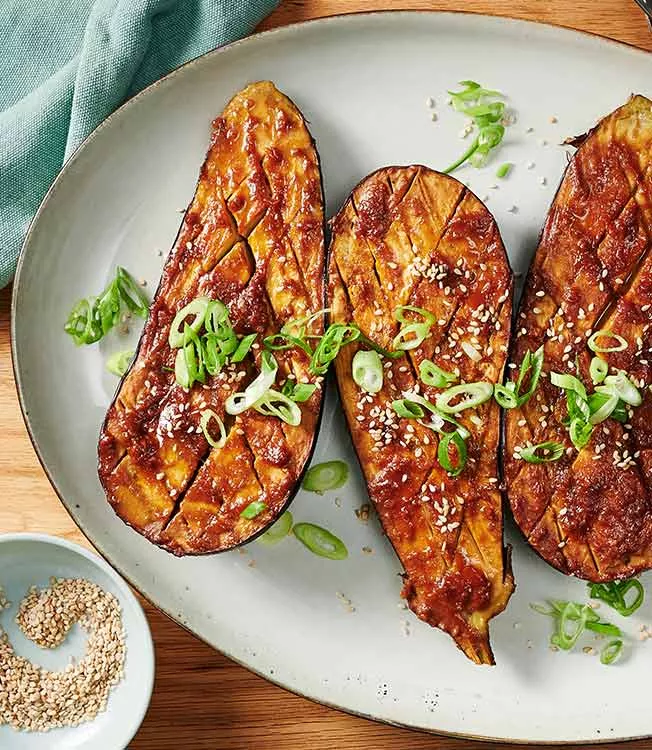 Beringela assada com mel e miso