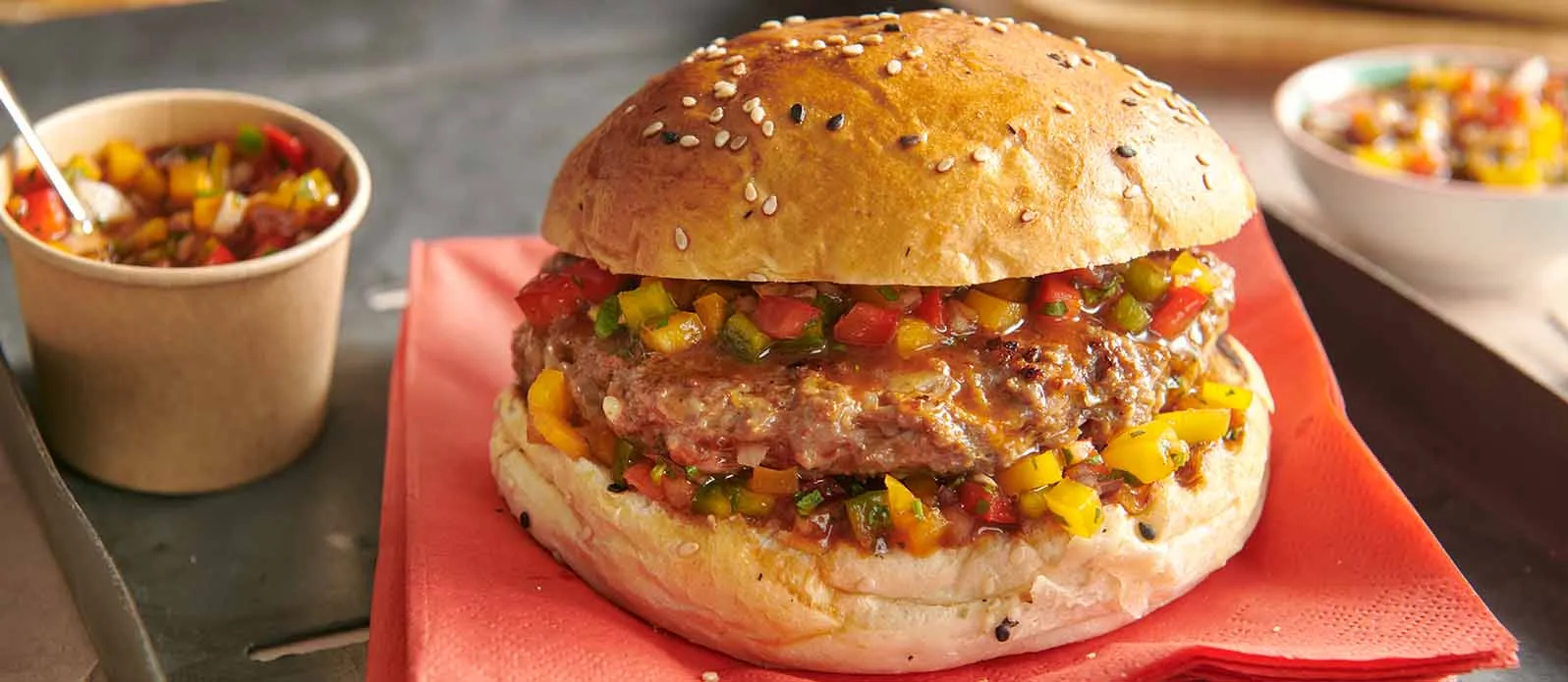 Pljeskavica com pico de gallo de pimentão num pão com manteiga