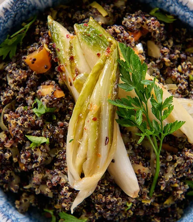 Quinoa oriental com molho de tahini
