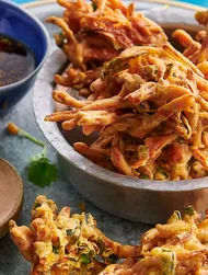 Pakoras de batata doce com molho de sésamo tamari