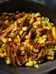 Salada de pato teriyaki com manjericão tailandês