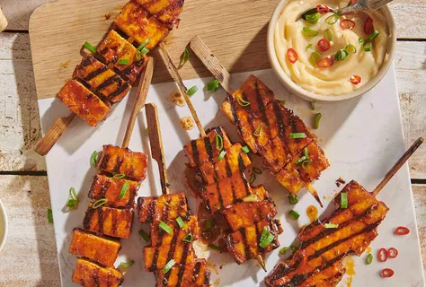 Espetadas de tofu marinado em teriyaki