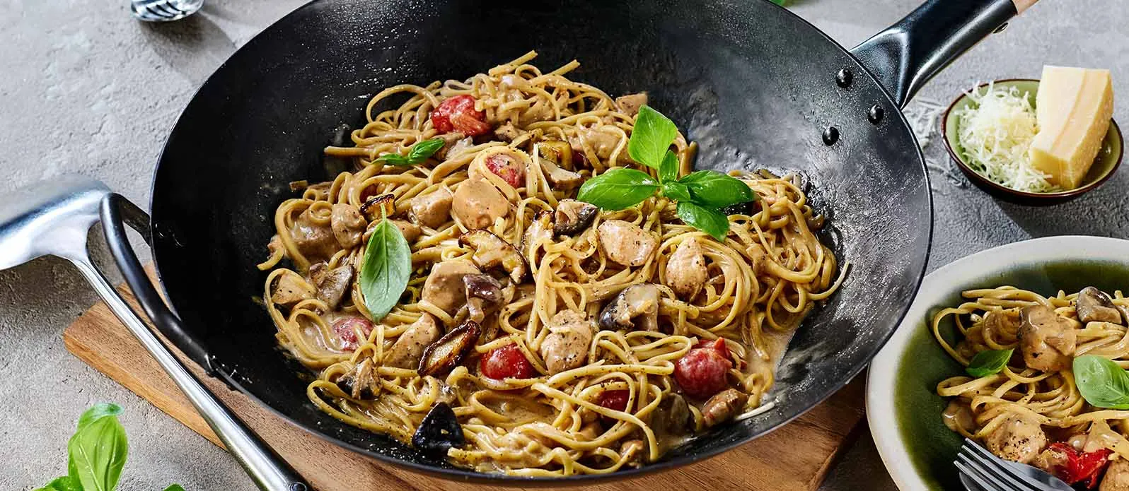 Massa Alfredo com frango e molho teriyaki