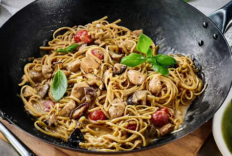 Massa Alfredo com frango e molho teriyaki