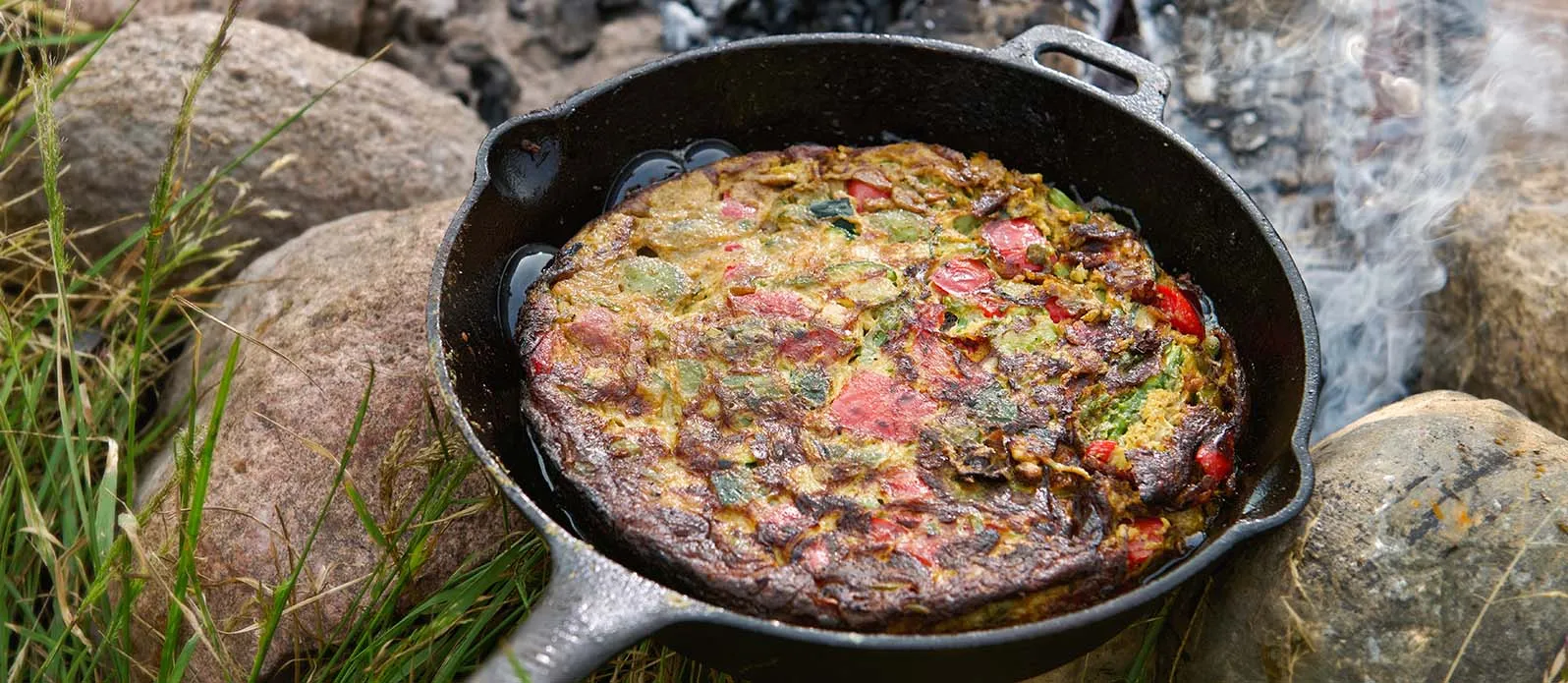 Frittata espanhola com favas e molho de sésamo