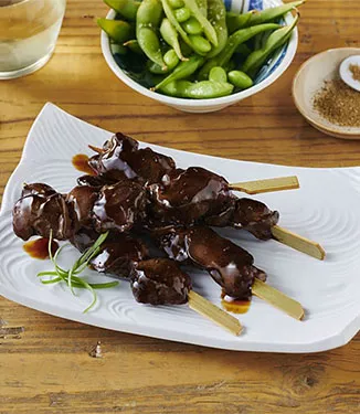 Espetadas grelhadas de fígado de frango
