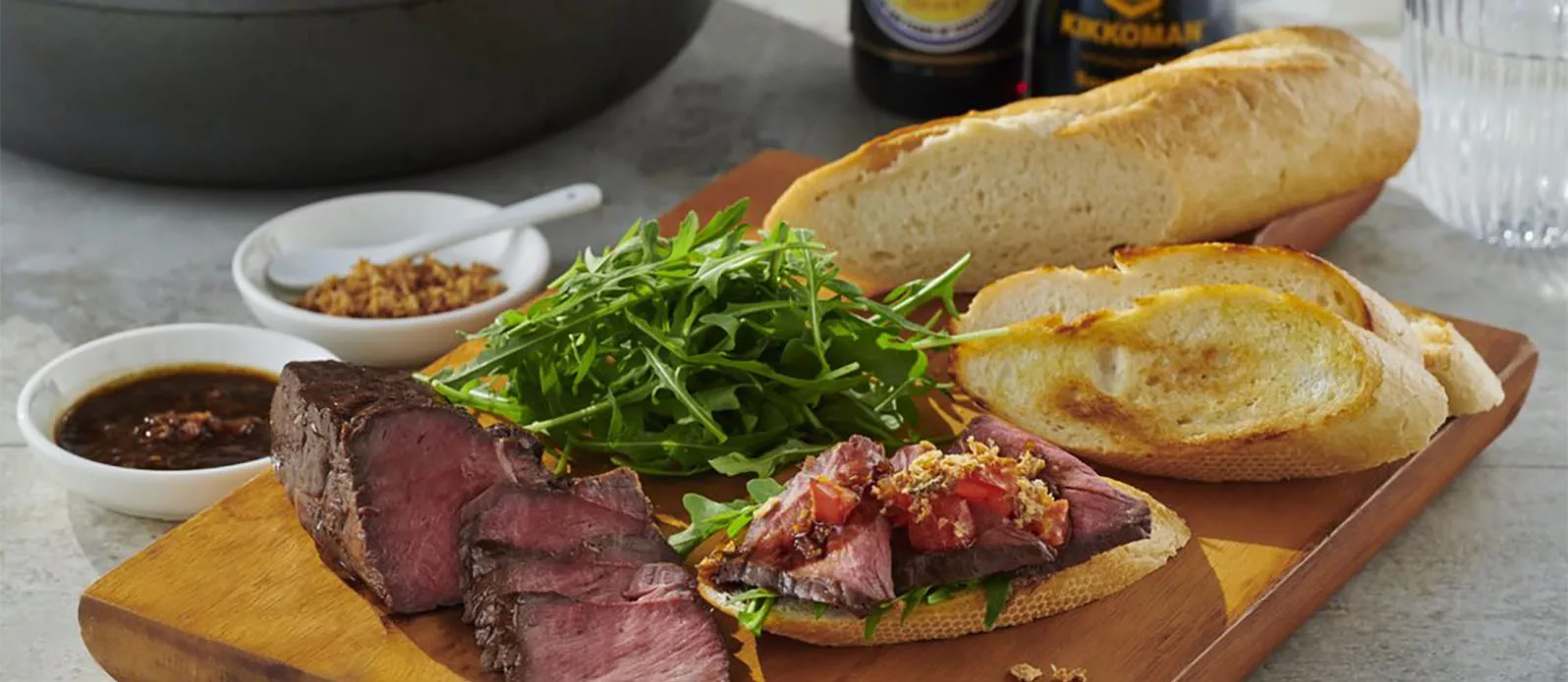 Rosbife Yakiniku sobre baguete torrada