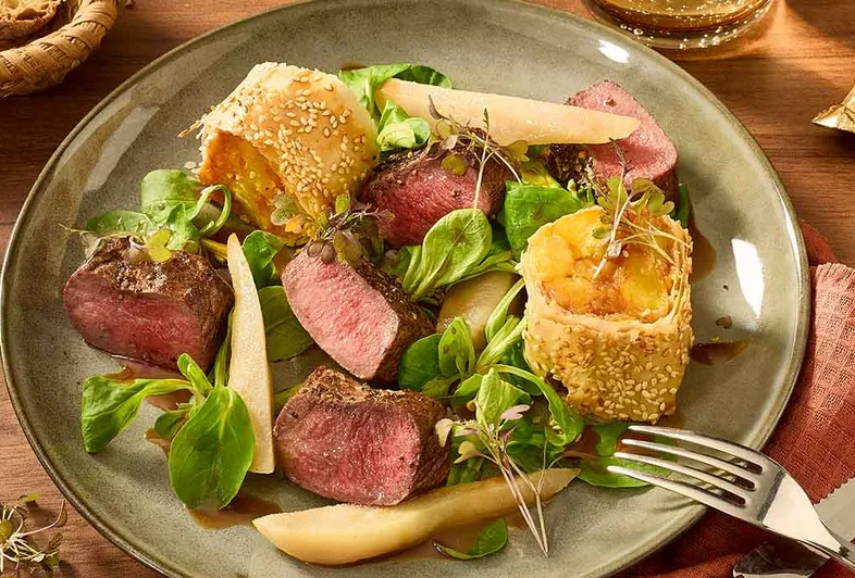 Carne de veado com strudel de batata kimchi