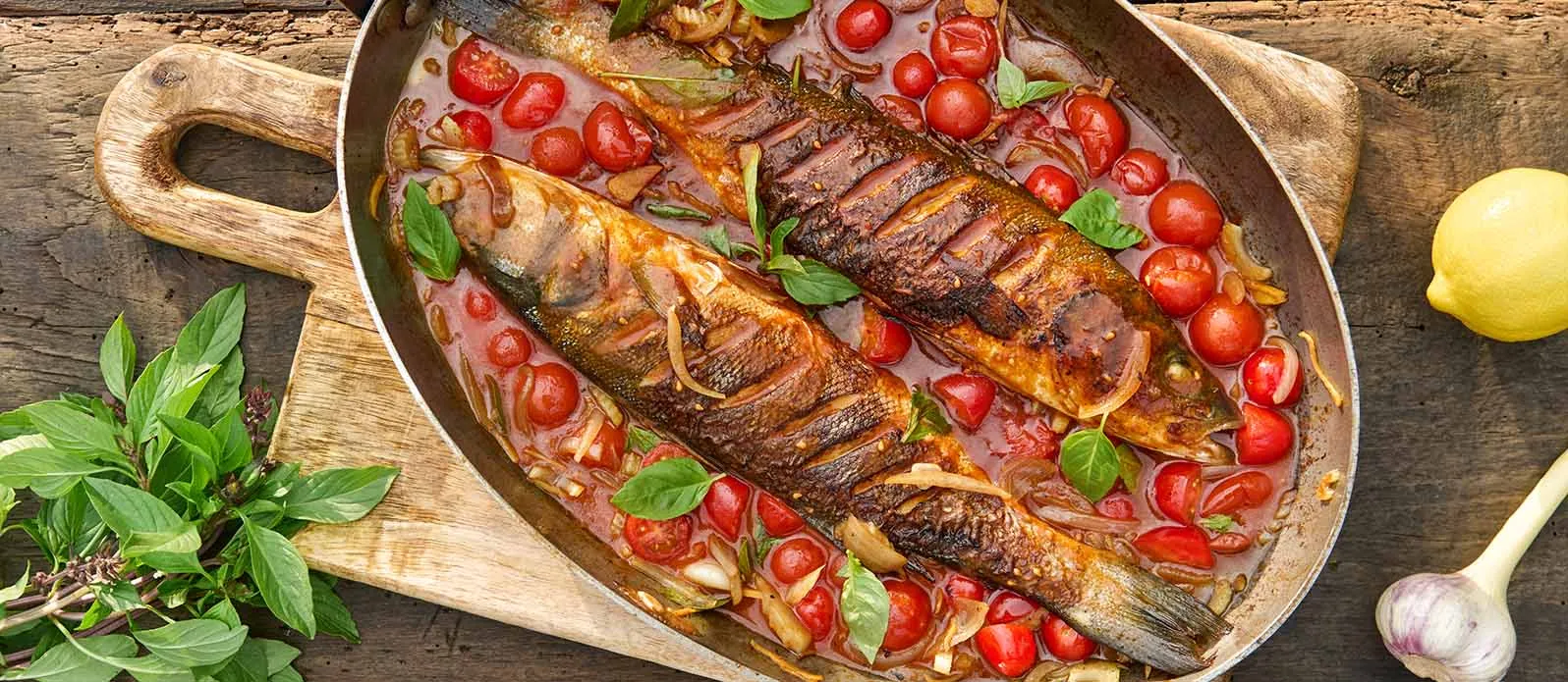 Robalo frito com gengibre e tomate