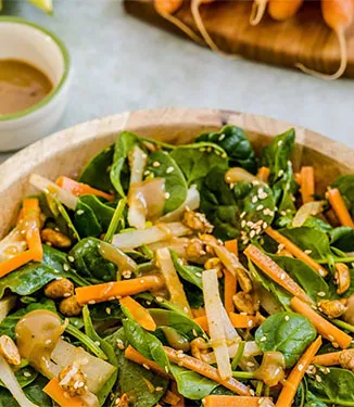 Salada de Espinafres com Vegetais Crocantes e Molho de Sésamo e Amendoim