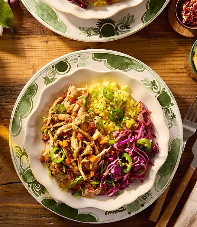 Frango desfiado com abóbora, arroz de curcuma e salada de repolho