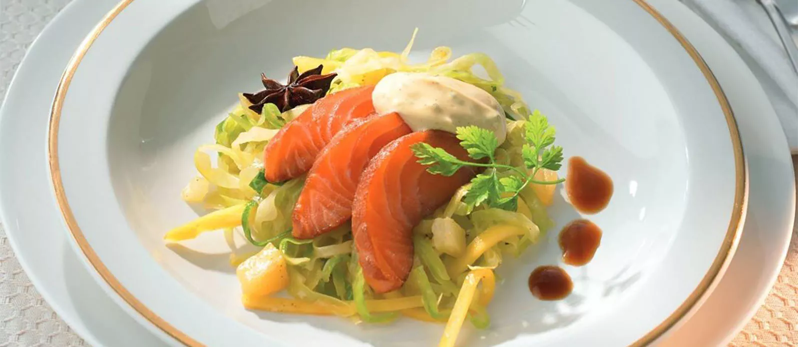 Salmão marinado e salada de couve com caril