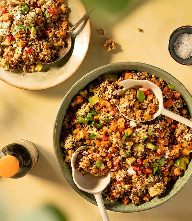 Salada arco-íris de quinoa e queijo