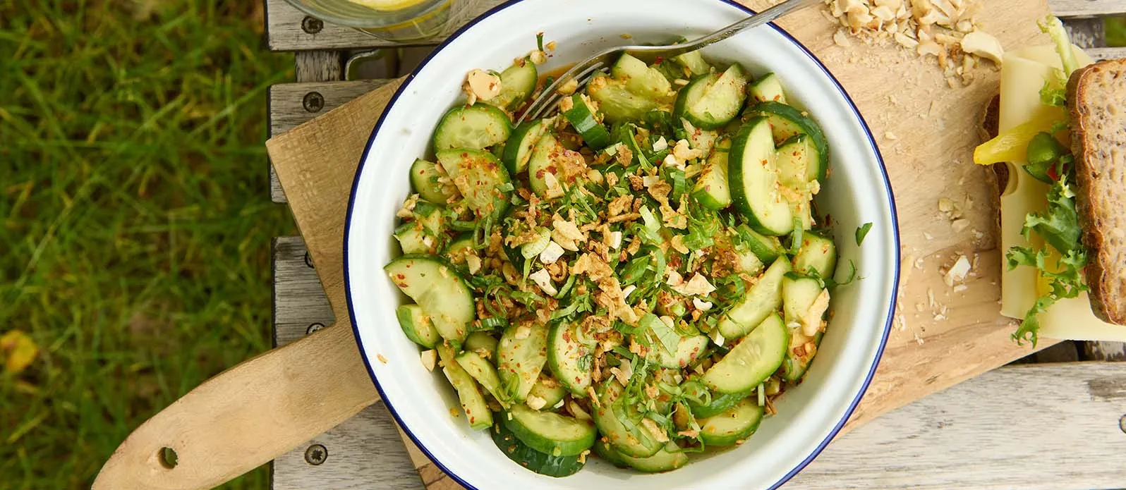 Salada de pepino com nozes, malagueta e molho de soja