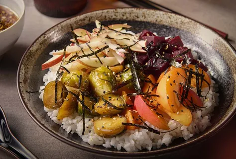 Donburi de legumes assados, fruta e furikake