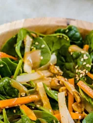 Salada de Espinafres com Vegetais Crocantes e Molho de Sésamo e Amendoim