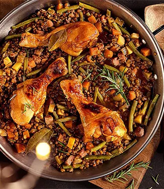 Coxas de frango assadas e caramelizadas com ragoût de lentilhas