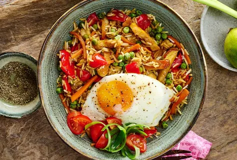 Nasi goreng com frango, ovo e soja doce