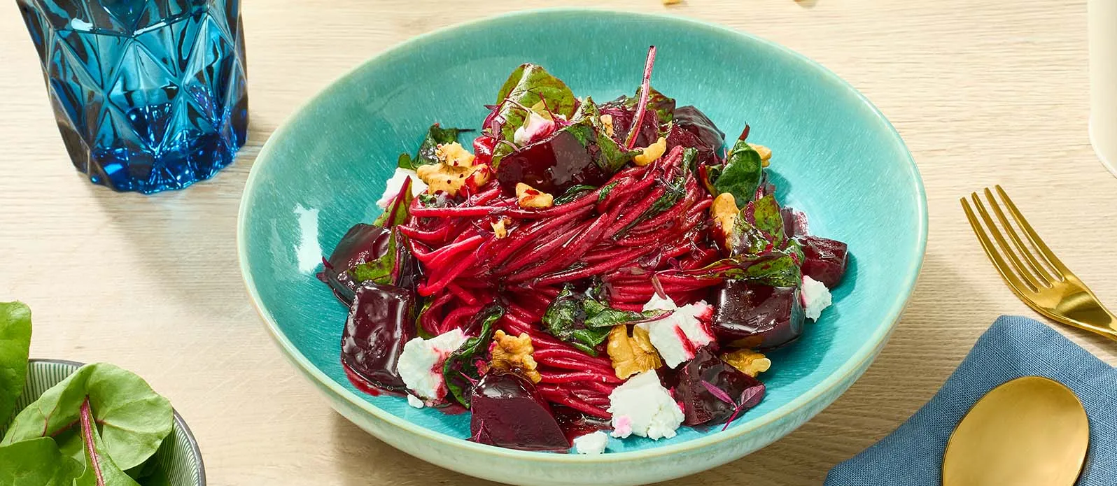 Esparguete com beterraba teriyaki e queijo creme de cabra