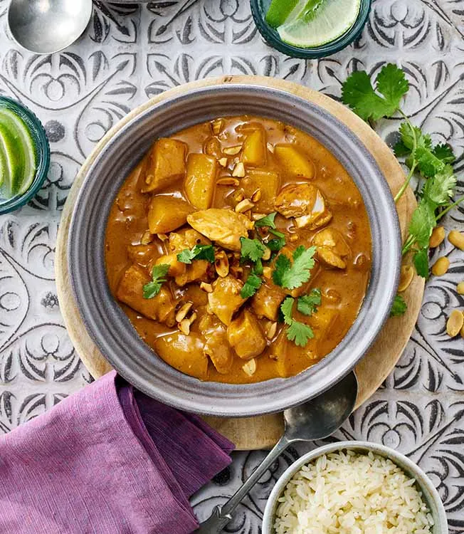 Caril Massaman com frango, batatas e amendoins