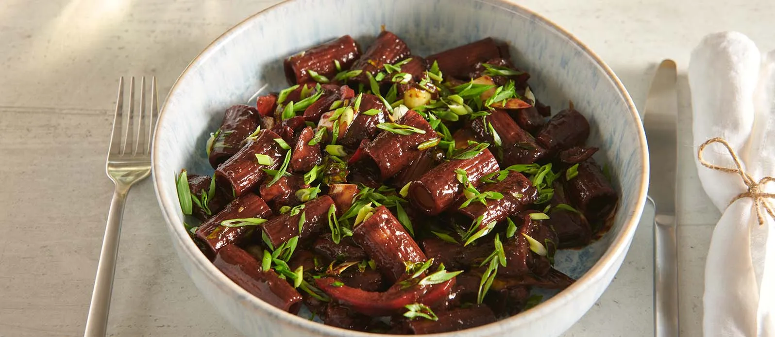 Rigatoni com frango de churrasco coreano