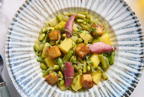 Salada de pera com vinho, feijão verde e tofu