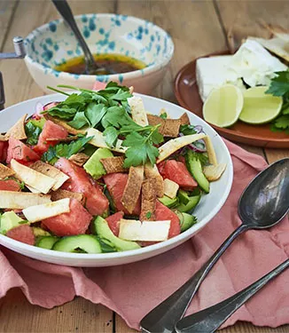 Salada de melão com tiras de tortilha crocantes