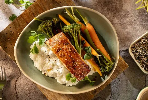 Salmão assado com soja doce e sésamo