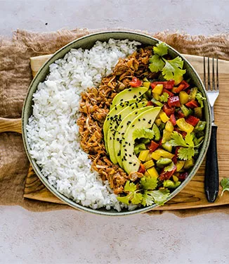 Taça de jaca Teriyaki e arroz com molho de abacate e pimenta