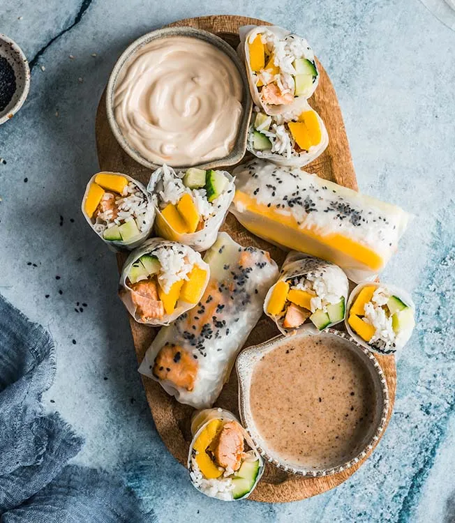 Crepes de verão de salmão assado, manga e arroz