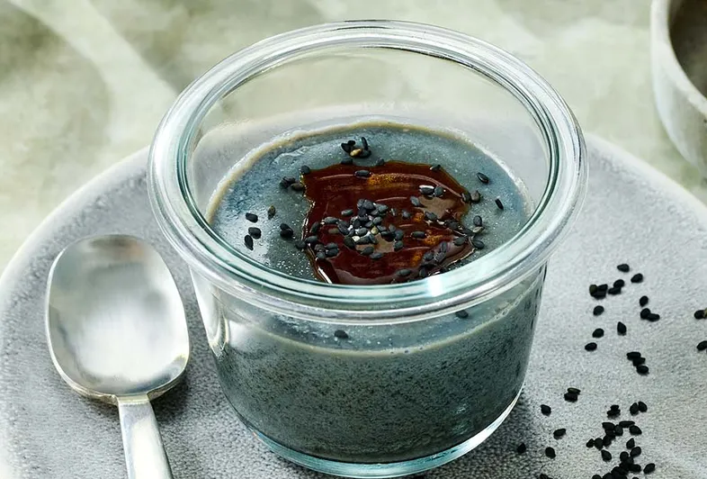 Panna cotta vegan com tahini preto