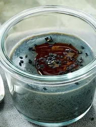 Panna cotta vegan com tahini preto