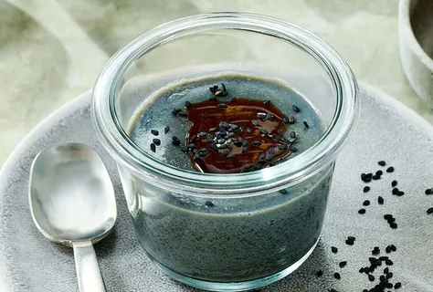 Panna cotta vegan com tahini preto