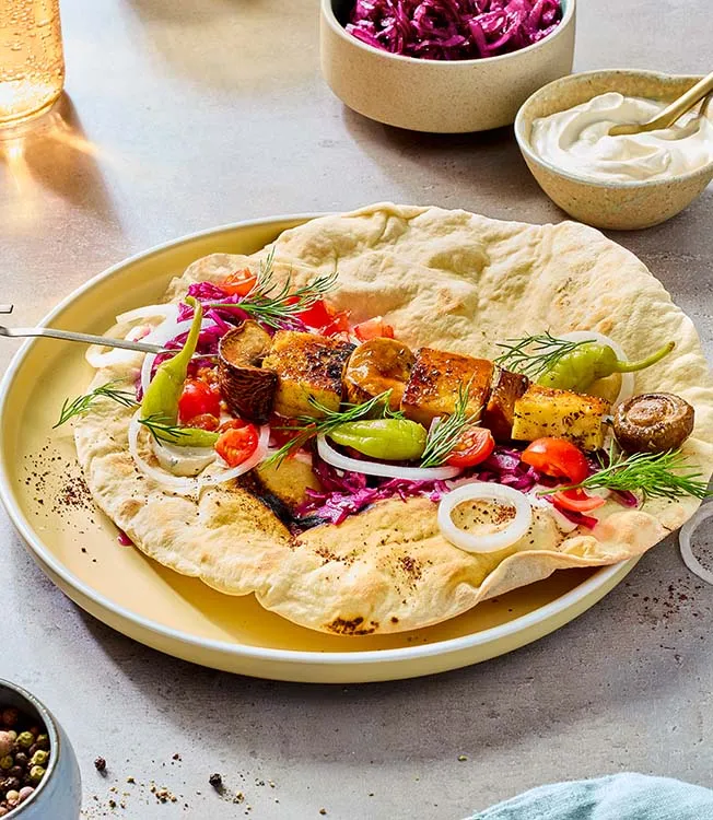 Shwarma de cogumelos halloumi com ponzu em pão pita