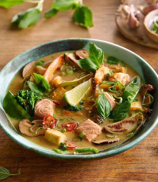 Sopa de lima tailandesa com tofu, salmão e gambas