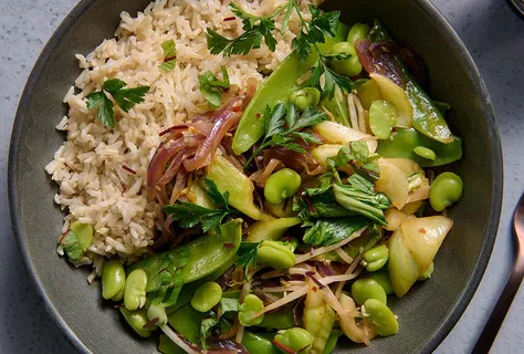 Arroz frito com favas e molho de soja