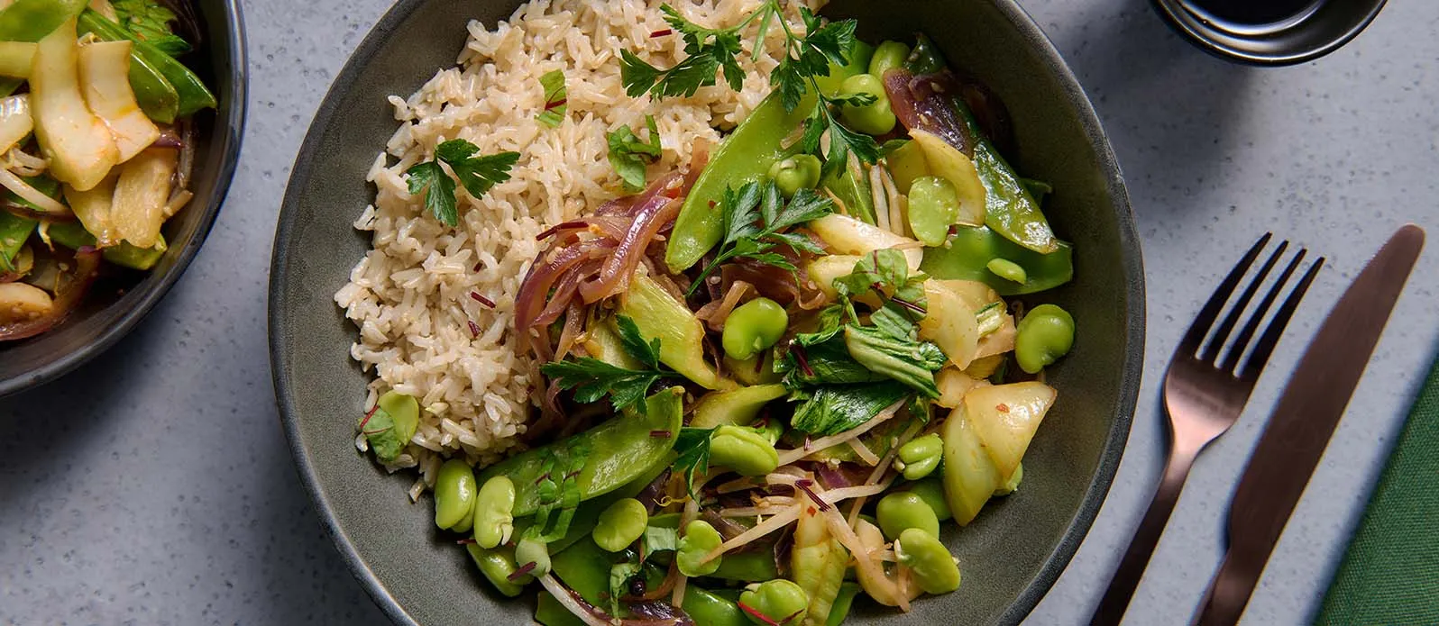 Arroz frito com favas e molho de soja