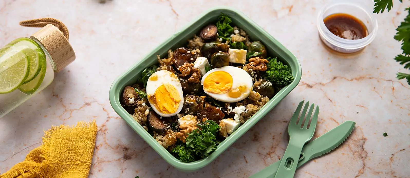 Salada de quinoa com couves-de-bruxelas caramelizadas