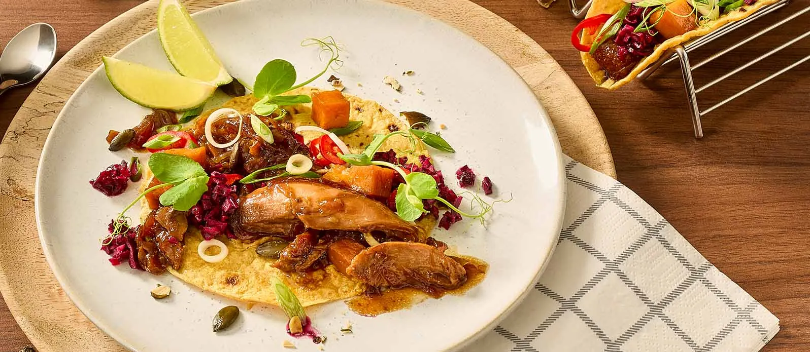 Tacos de ganso com salsa e abóbora caramelizada