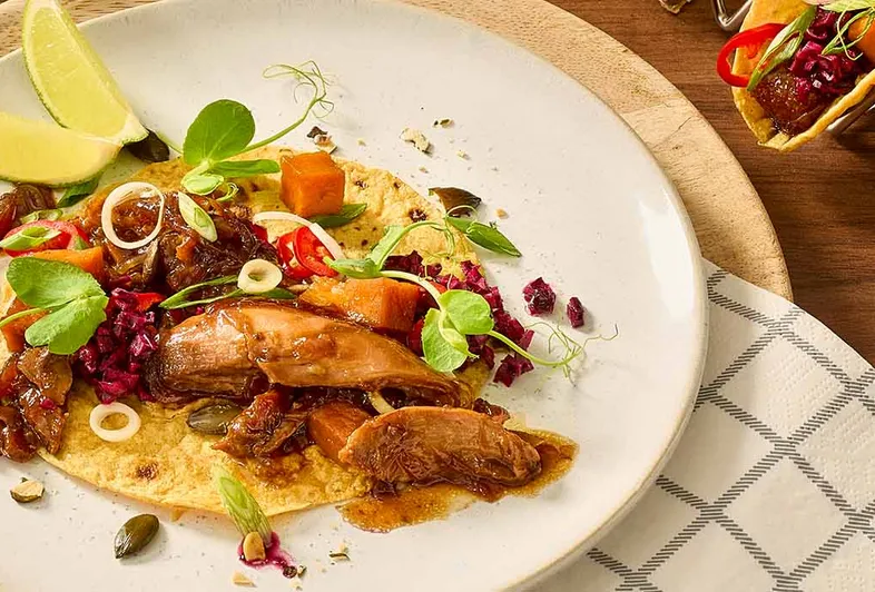 Tacos de ganso com salsa e abóbora caramelizada