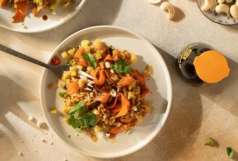 Salada asiática de arroz com molho de soja doce