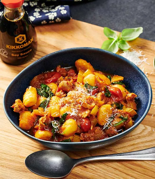 Gnocchi picantes de tomate e salsichas com funcho e espinafre
