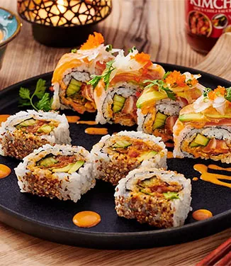 Rolos de atum e salmão condimentados