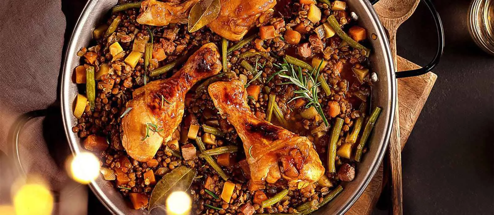 Coxas de frango assadas e caramelizadas com ragoût de lentilhas