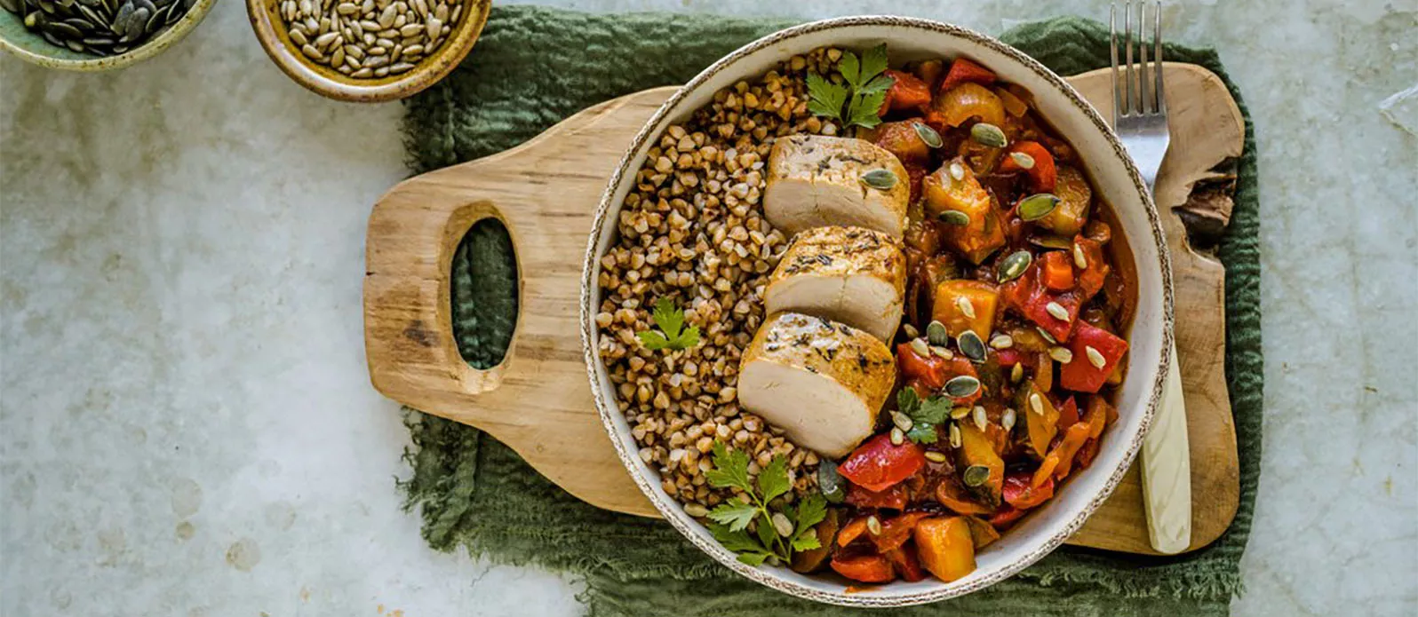 Taça saborosa de trigo-sarraceno com lombo de porco assado e molho de paprica picante