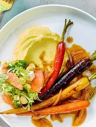 Cenouras assadas com salada de toranja e queijo feta